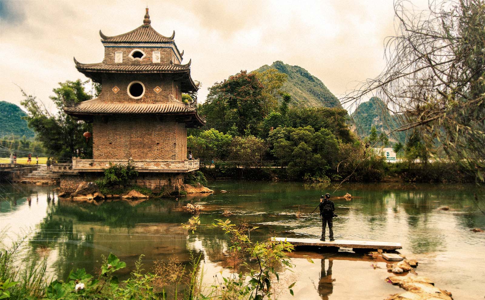 靖西红木牌匾定制：寺庙宗祠,园林景观,创意招牌,抱柱对联