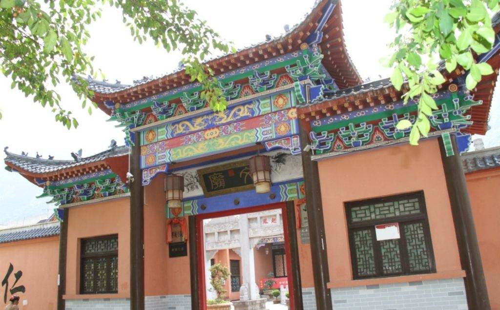 百色红木牌匾定制：寺庙宗祠,园林景观,创意招牌,抱柱对联