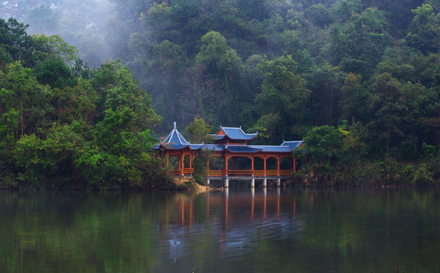 平果县红木牌匾定制：寺庙宗祠,园林景观,创意招牌,抱柱对联