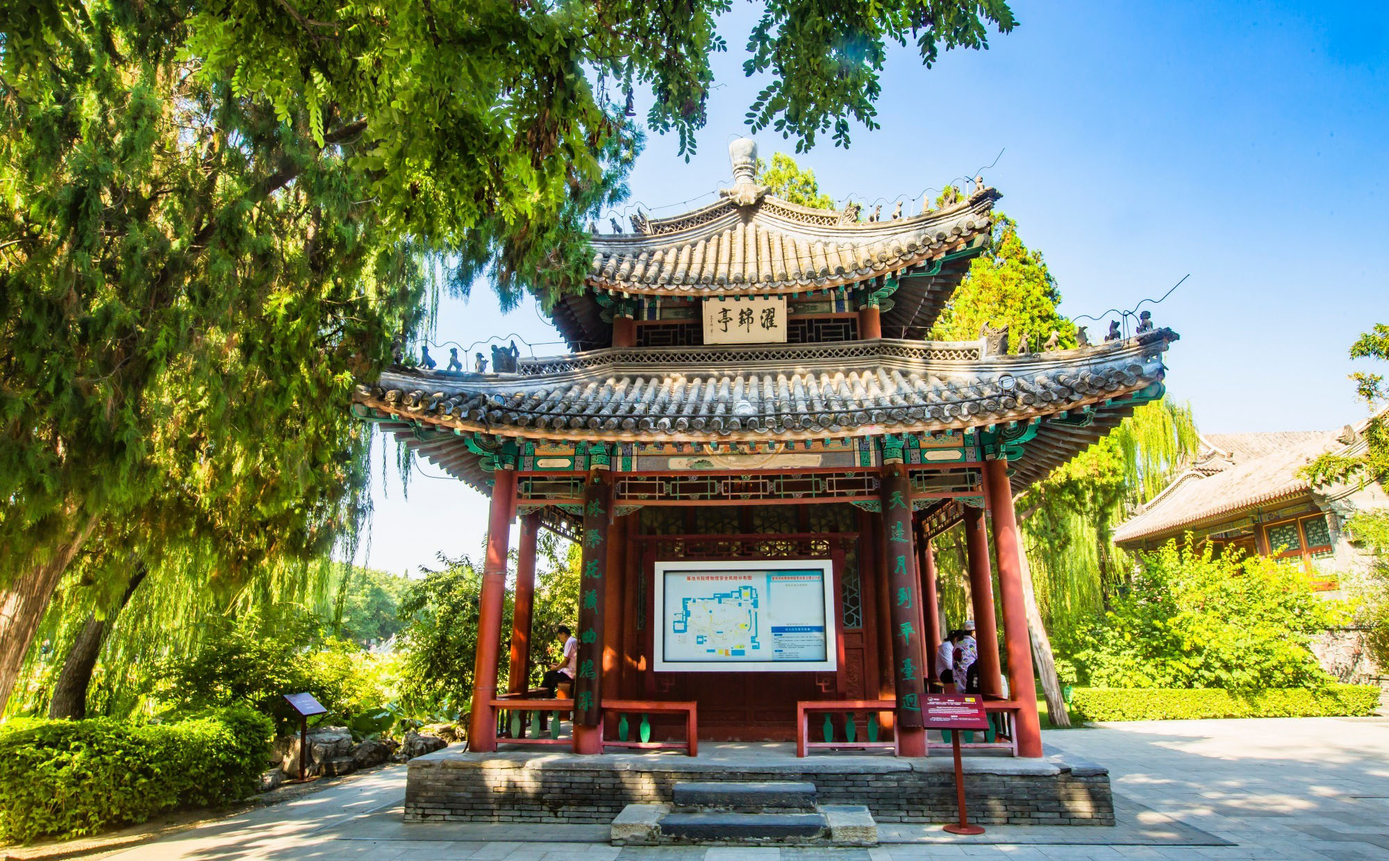 顺平县红木牌匾定制：寺庙宗祠,园林景观,创意招牌,抱柱对联