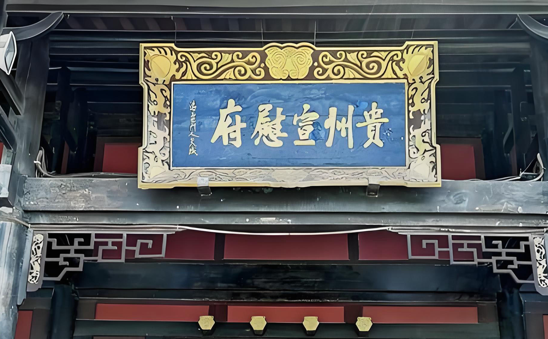 毕节红木牌匾定制：寺庙宗祠,园林景观,创意招牌,抱柱对联