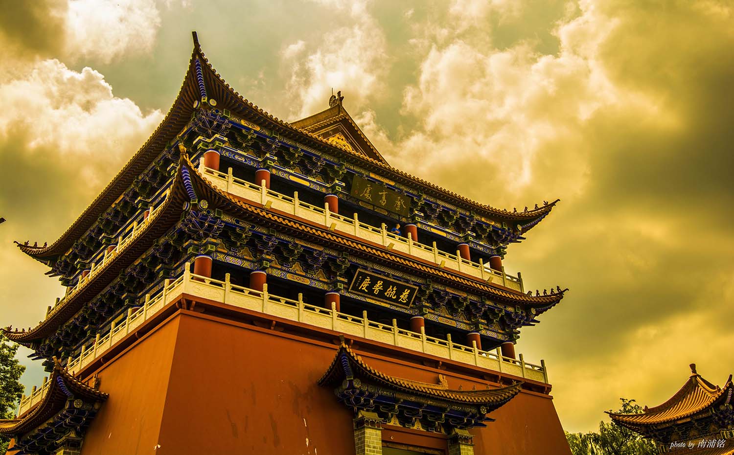 大理红木牌匾定制：寺庙宗祠,园林景观,创意招牌,抱柱对联