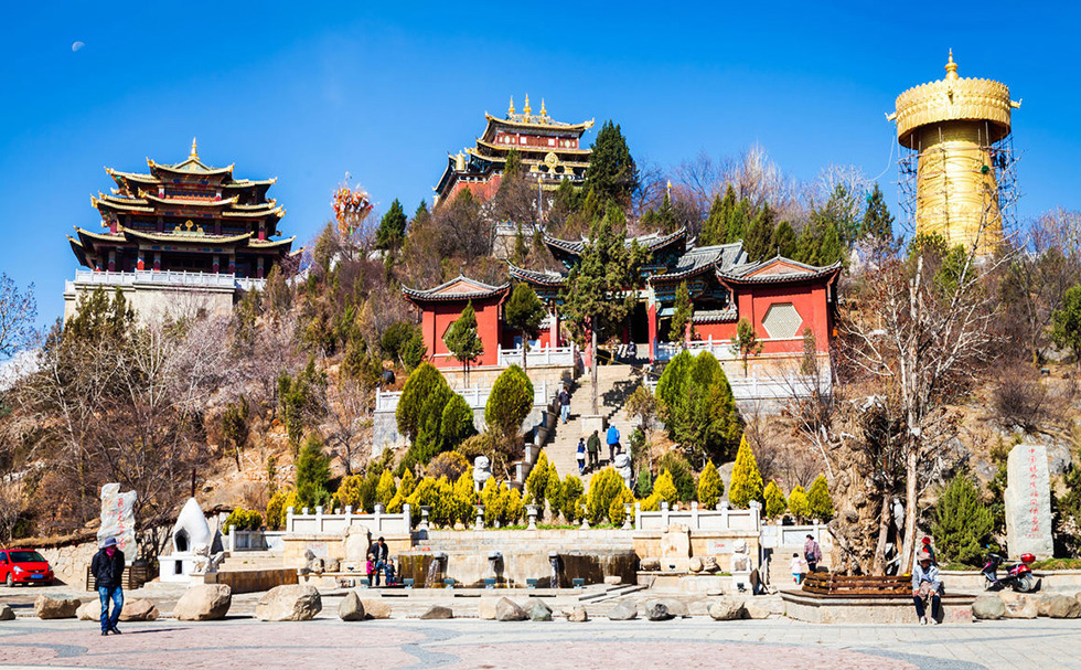 迪庆红木牌匾定制：寺庙宗祠,园林景观,创意招牌,抱柱对联