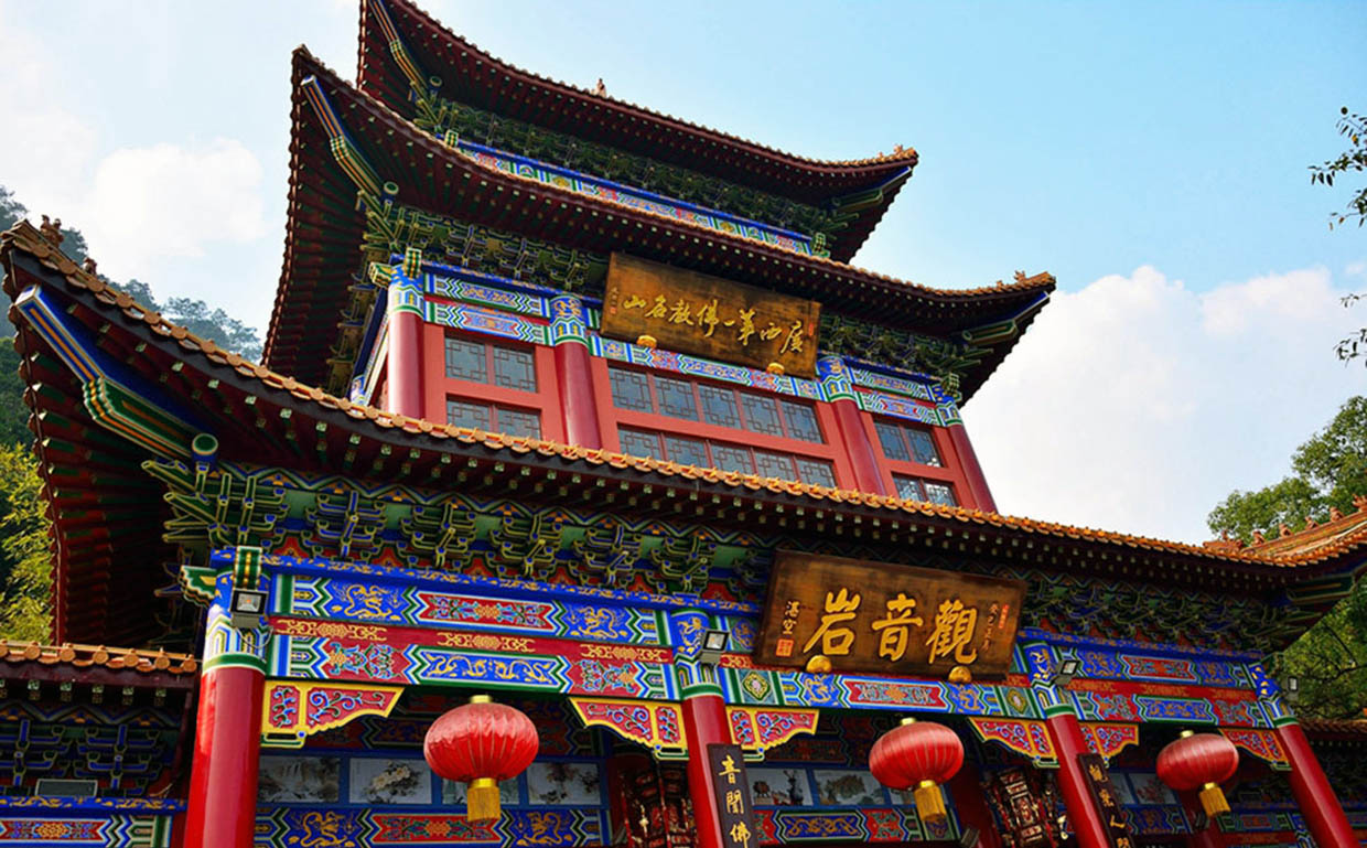 贵港红木牌匾定制：寺庙宗祠,园林景观,创意招牌,抱柱对联