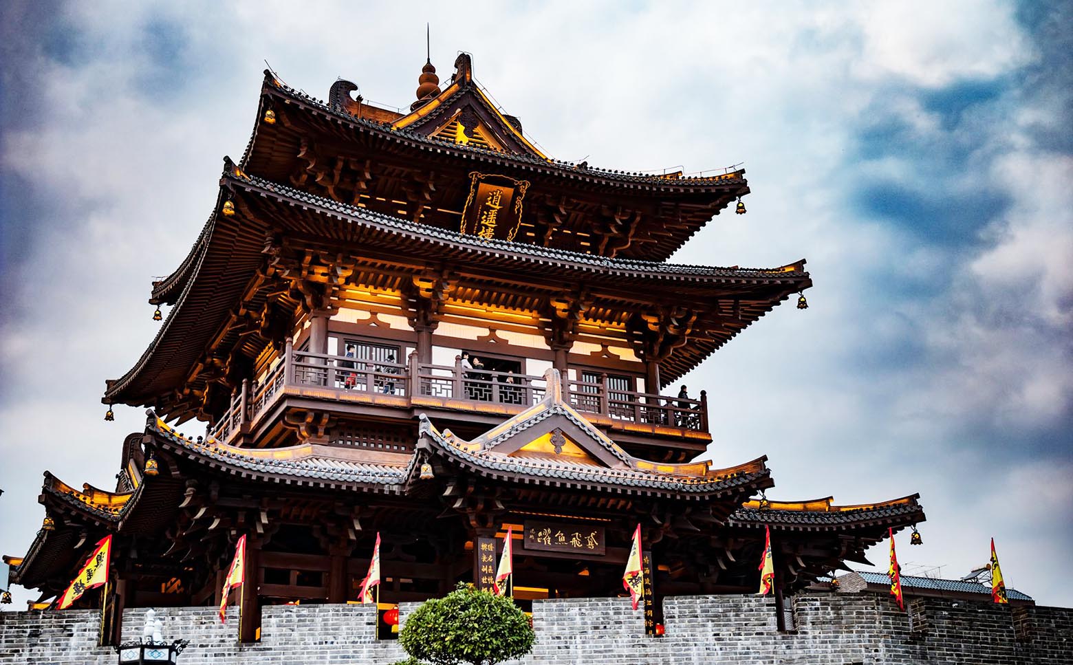 桂林红木牌匾定制：寺庙宗祠,园林景观,创意招牌,抱柱对联