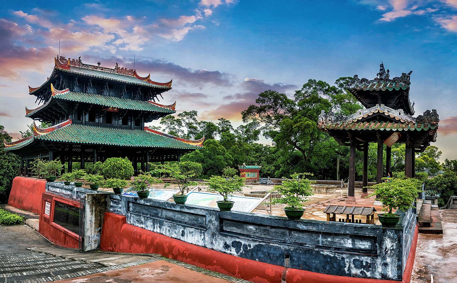 玉林红木牌匾定制：寺庙宗祠,园林景观,创意招牌,抱柱对联