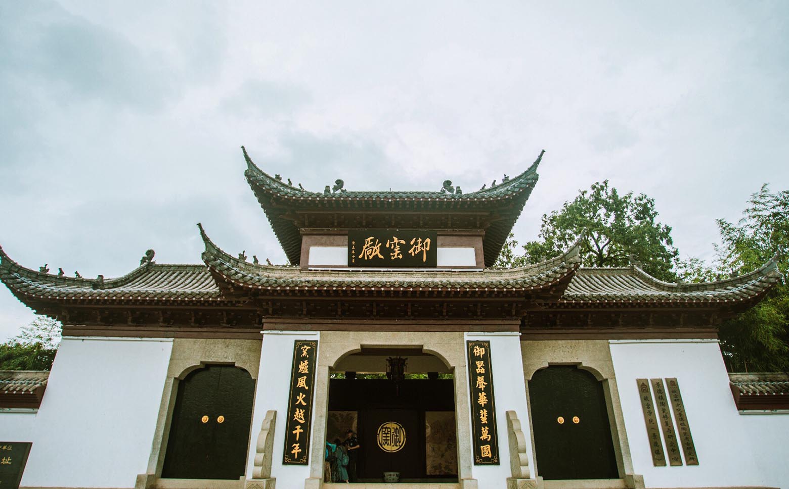 景德镇红木牌匾定制：寺庙宗祠,园林景观,创意招牌,抱柱对联