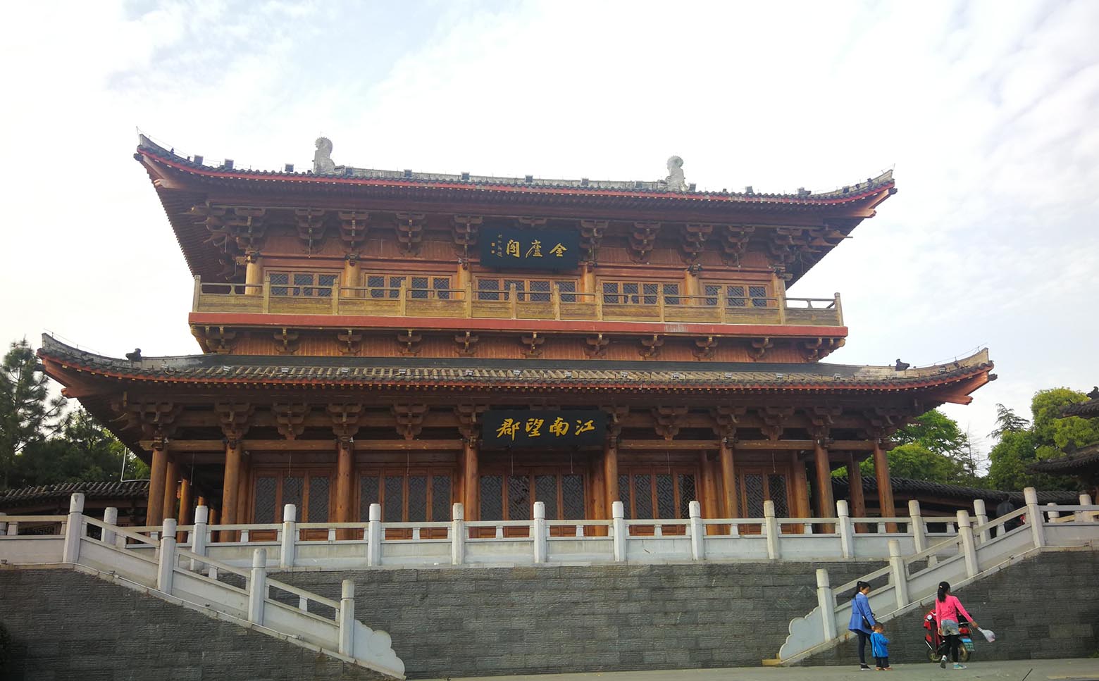 吉安红木牌匾定制：寺庙宗祠,园林景观,创意招牌,抱柱对联