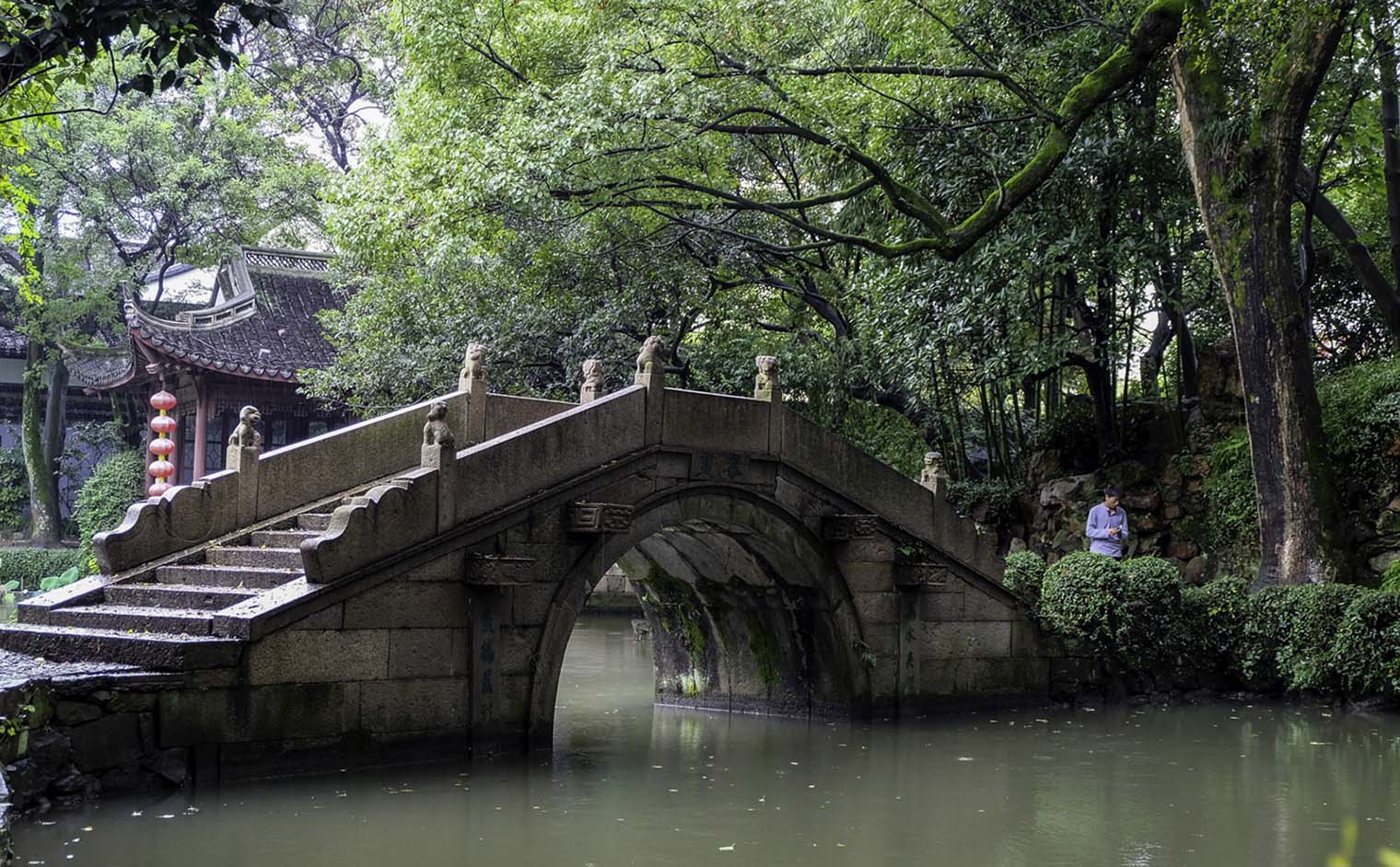 海盐红木牌匾定制：寺庙宗祠,园林景观,创意招牌,抱柱对联