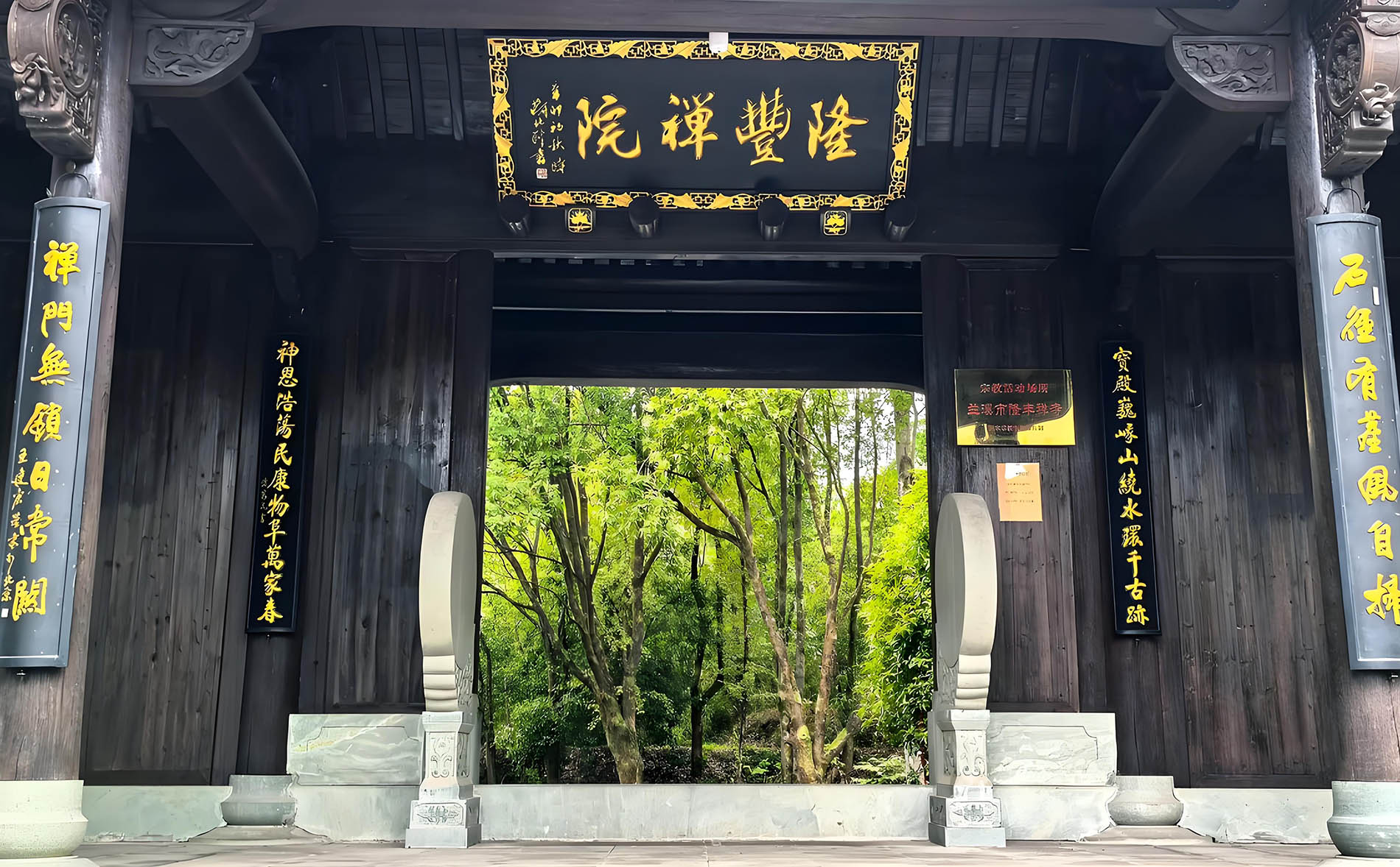 兰溪县红木牌匾定制：寺庙宗祠,园林景观,创意招牌,抱柱对联