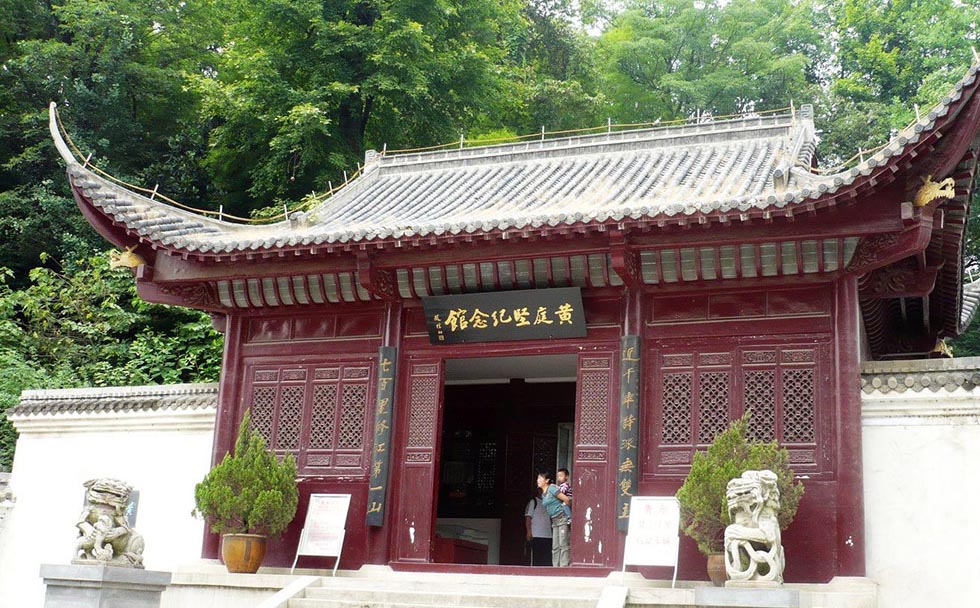 九江红木牌匾定制：寺庙宗祠,园林景观,创意招牌,抱柱对联