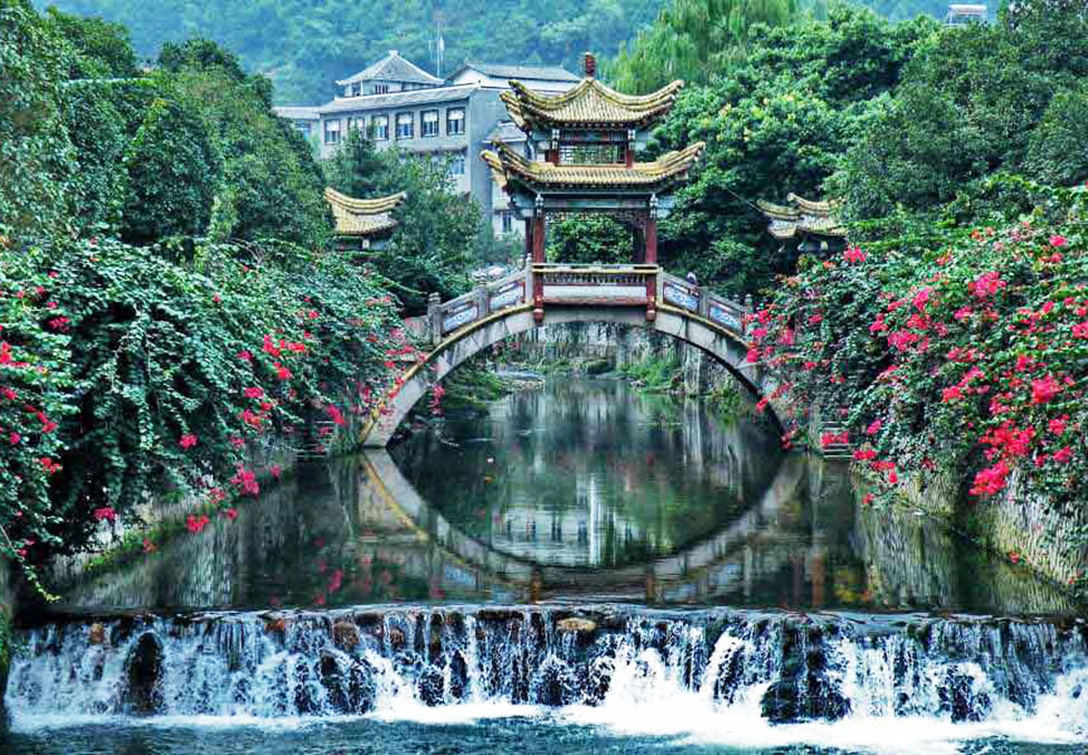 来宾红木牌匾定制：寺庙宗祠,园林景观,创意招牌,抱柱对联