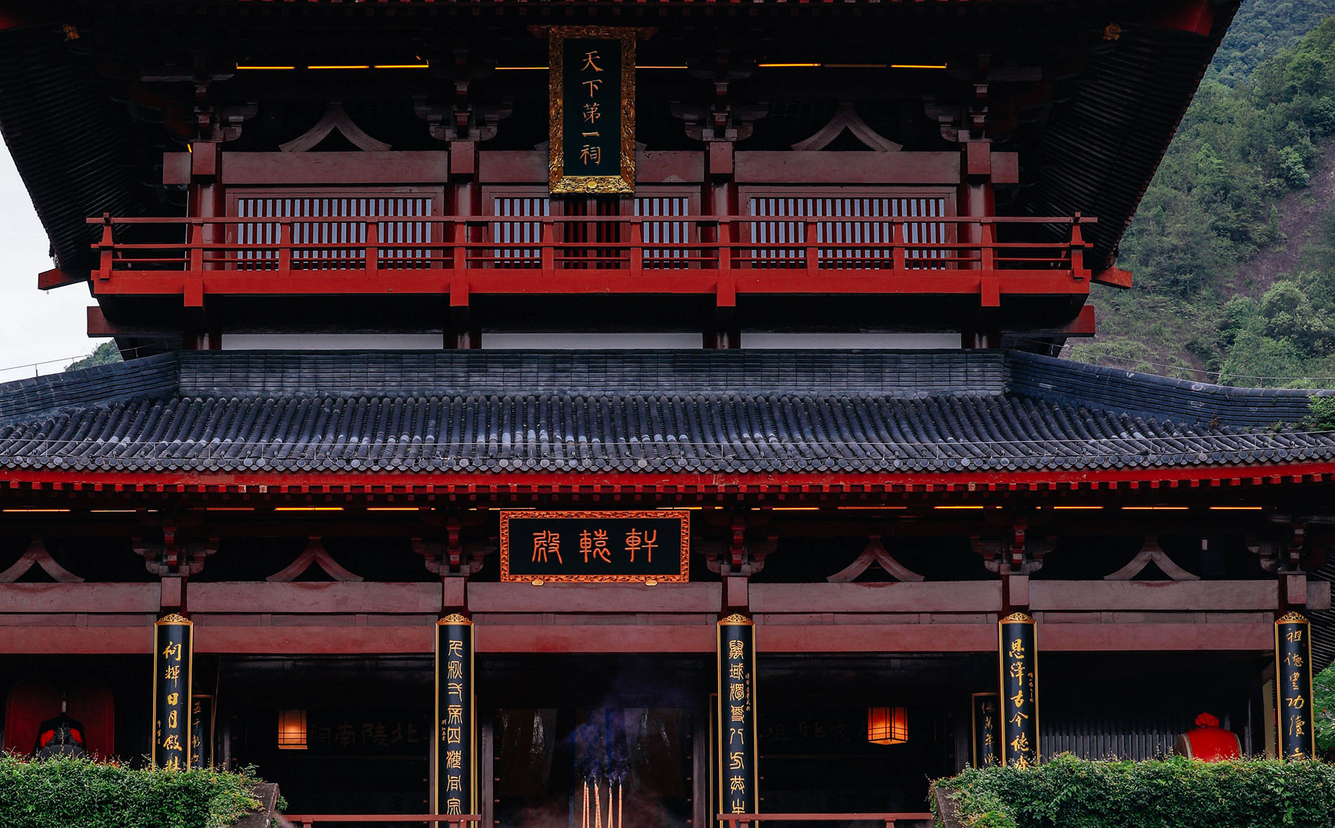 莲都区红木牌匾定制：寺庙宗祠,园林景观,创意招牌,抱柱对联