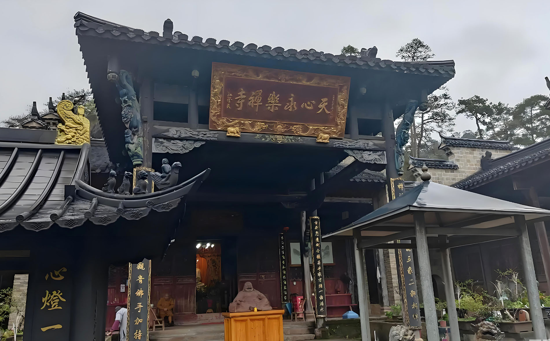 武夷山市红木牌匾定制：寺庙宗祠,园林景观,创意招牌,抱柱对联