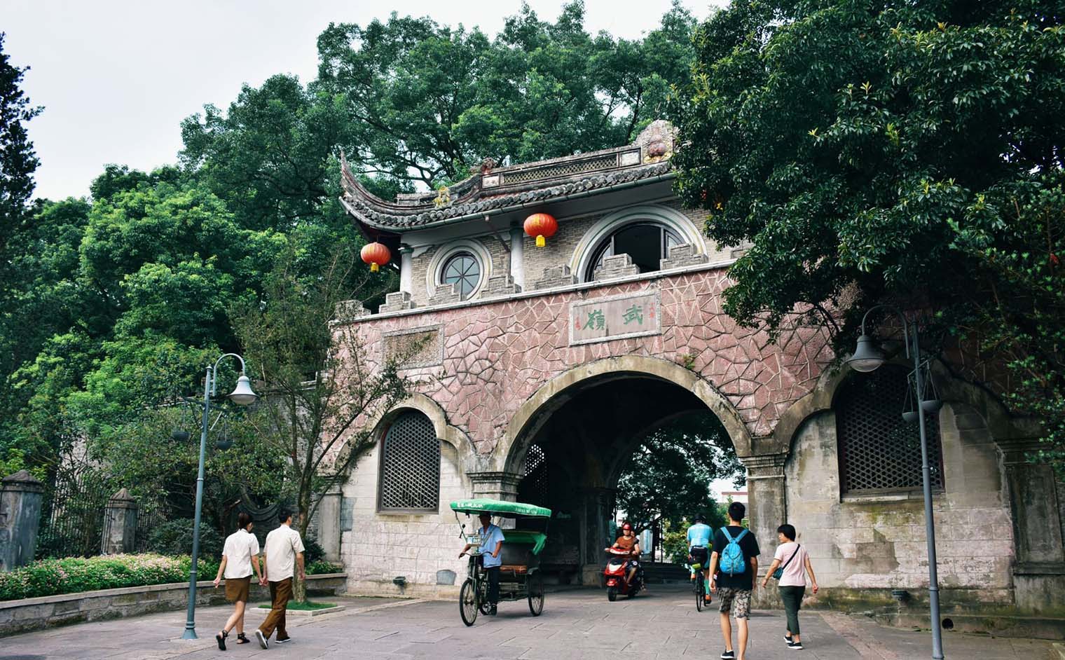 宁波红木牌匾定制：寺庙宗祠,园林景观,创意招牌,抱柱对联