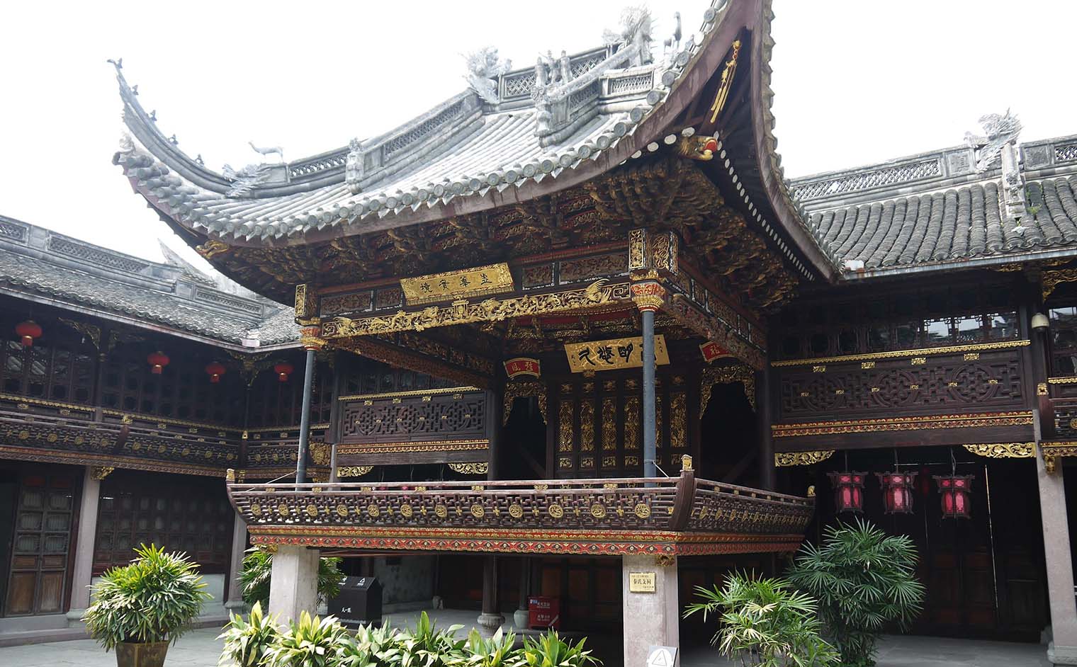 宁波海曙区红木牌匾定制：寺庙宗祠,园林景观,创意招牌,抱柱对联