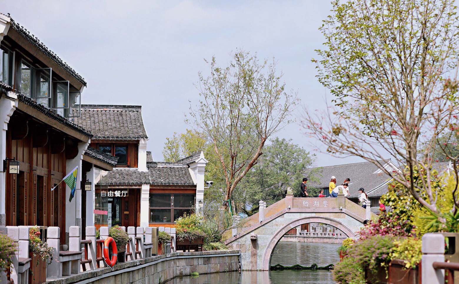宁波象山区红木牌匾定制：寺庙宗祠,园林景观,创意招牌,抱柱对联