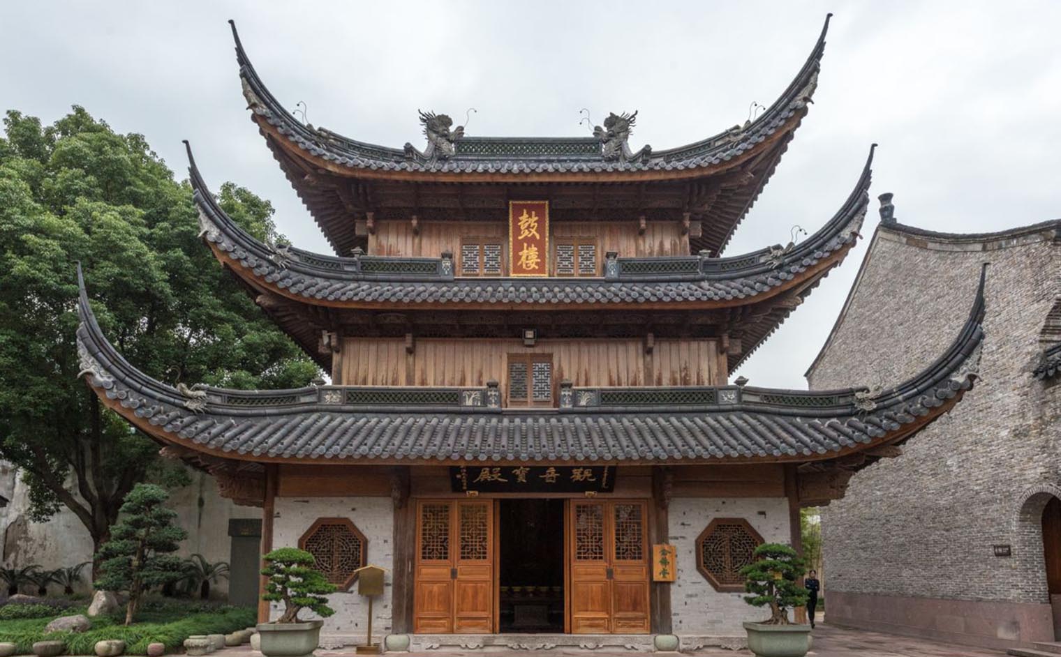 宁波鄞州区红木牌匾定制：寺庙宗祠,园林景观,创意招牌,抱柱对联