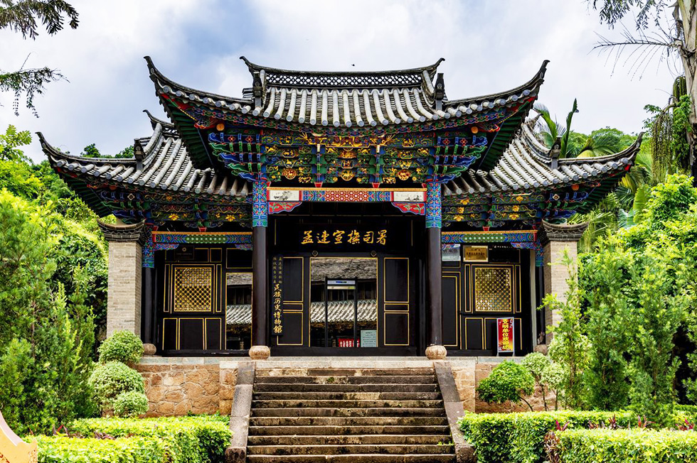 普洱红木牌匾定制：寺庙宗祠,园林景观,创意招牌,抱柱对联