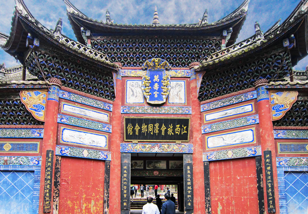 曲靖红木牌匾定制：寺庙宗祠,园林景观,创意招牌,抱柱对联