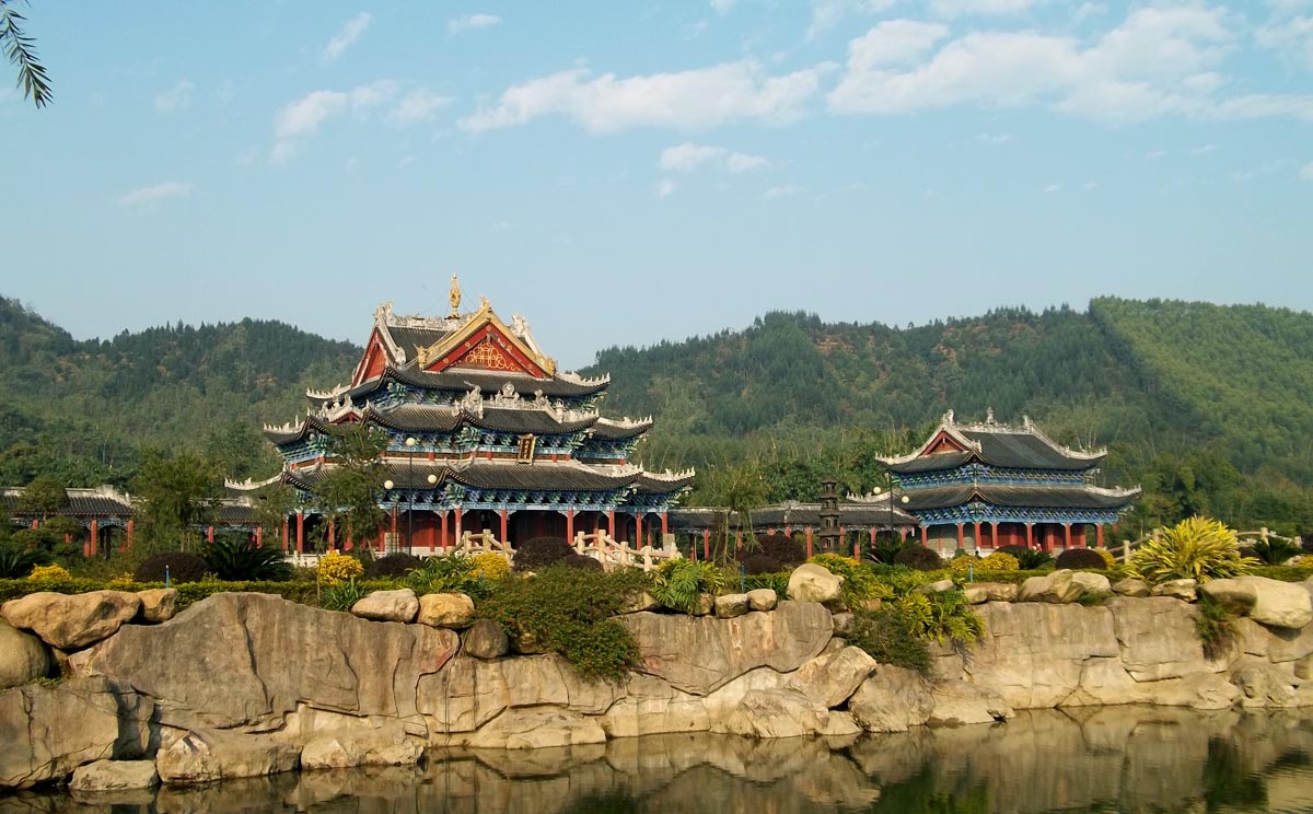 韶关市红木牌匾定制：寺庙宗祠,园林景观,创意招牌,抱柱对联