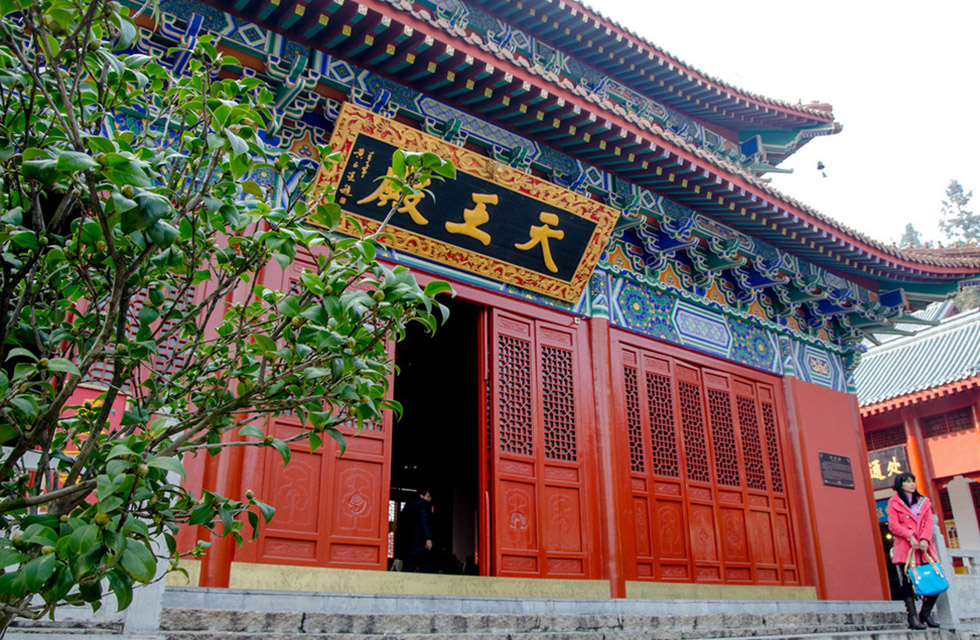 信阳红木牌匾定制：寺庙宗祠,园林景观,创意招牌,抱柱对联