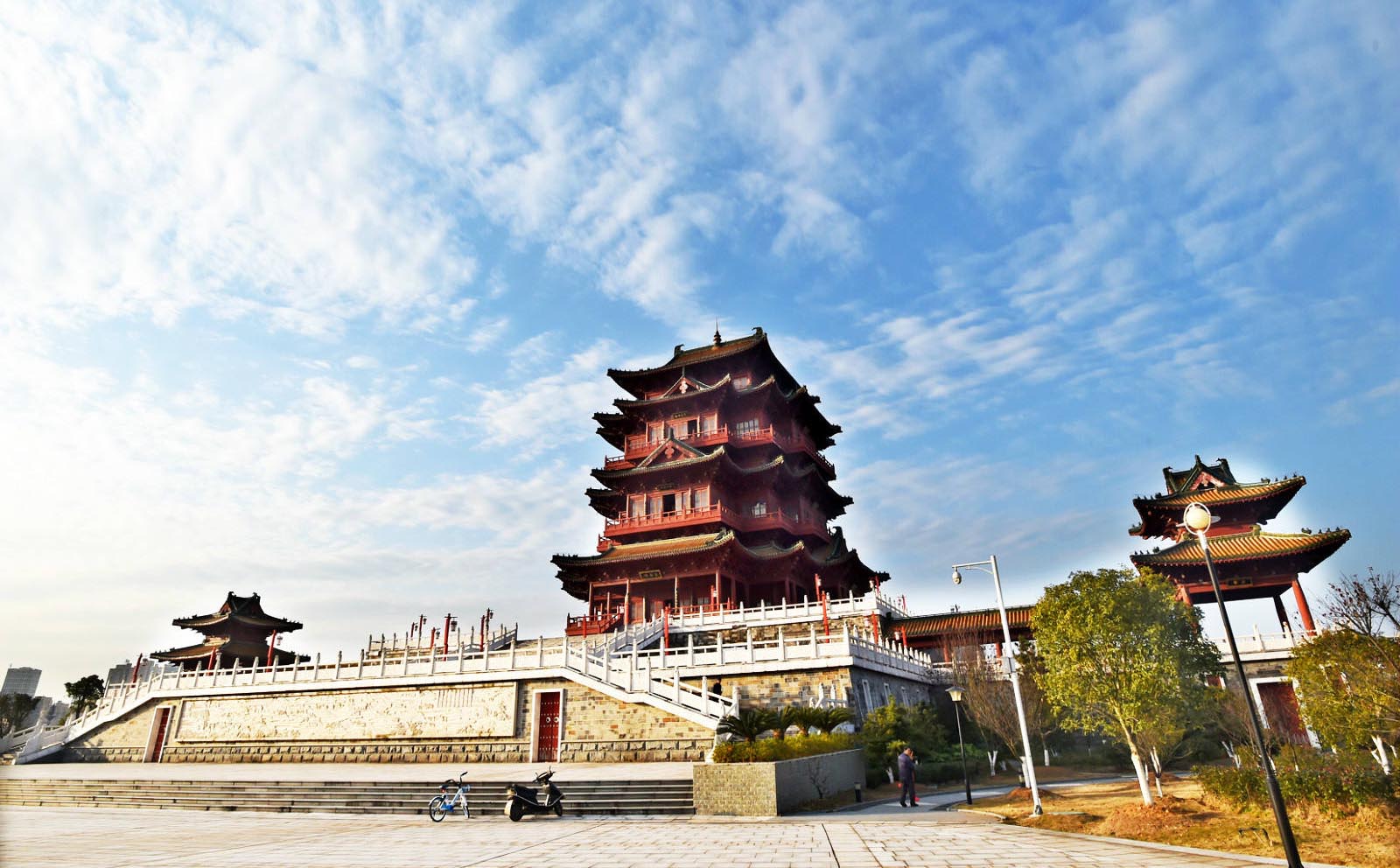 宜春红木牌匾定制：寺庙宗祠,园林景观,创意招牌,抱柱对联
