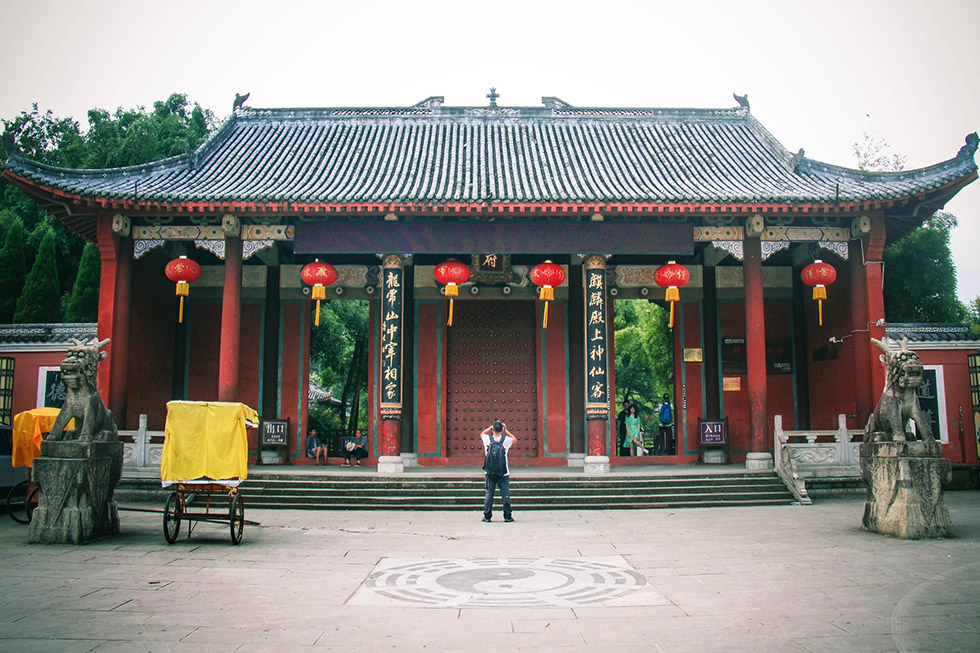 鹰潭红木牌匾定制：寺庙宗祠,园林景观,创意招牌,抱柱对联