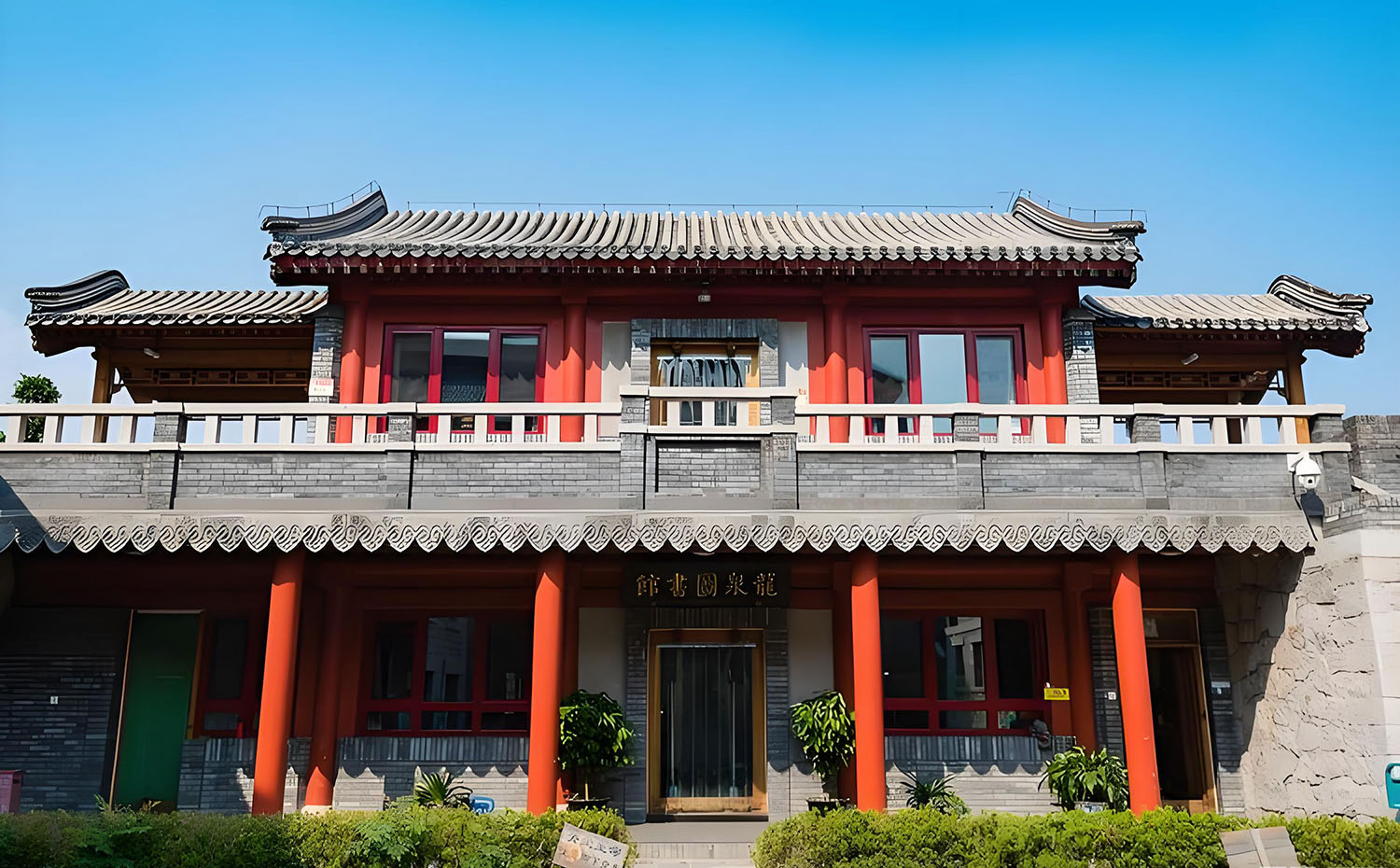 宿州埇桥区红木牌匾定制：寺庙宗祠,园林景观,创意招牌,抱柱对联