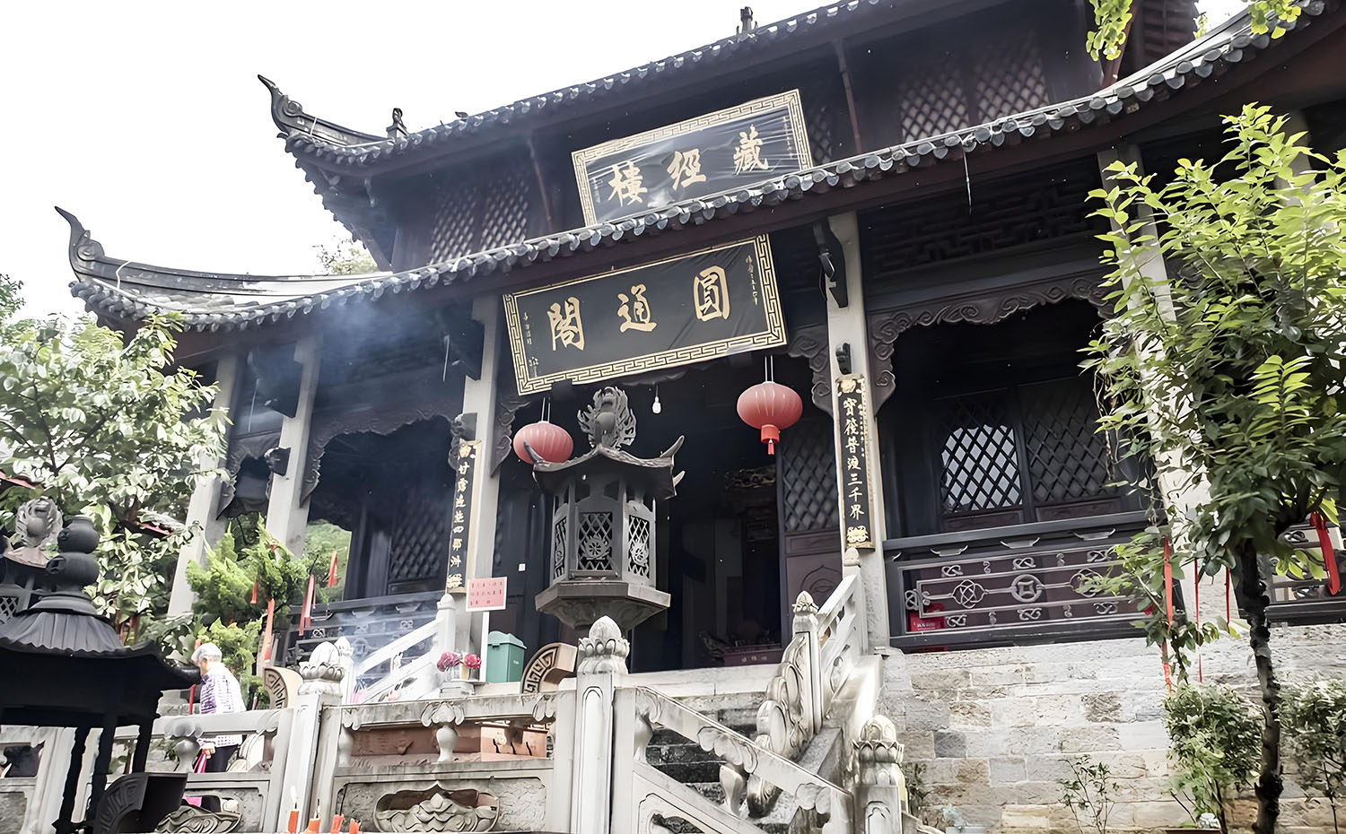 关岭县红木牌匾定制：寺庙宗祠,园林景观,创意招牌,抱柱对联
