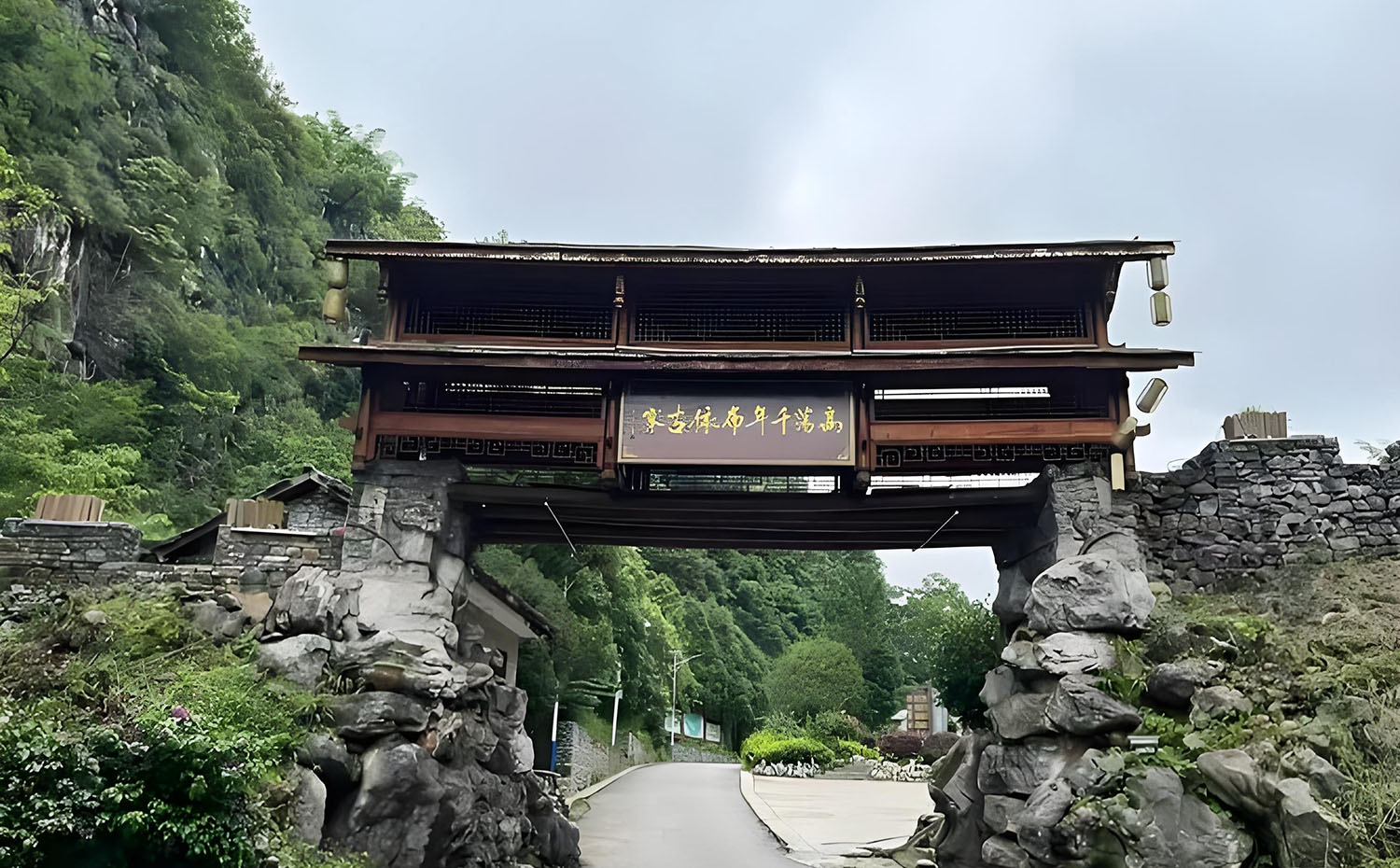 紫云县红木牌匾定制：寺庙宗祠,园林景观,创意招牌,抱柱对联