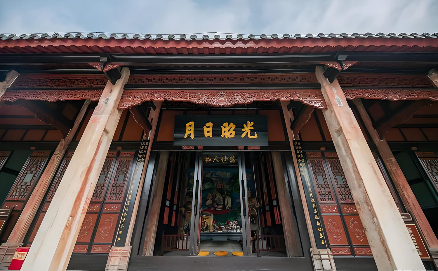 镇宁县红木牌匾定制：寺庙宗祠,园林景观,创意招牌,抱柱对联