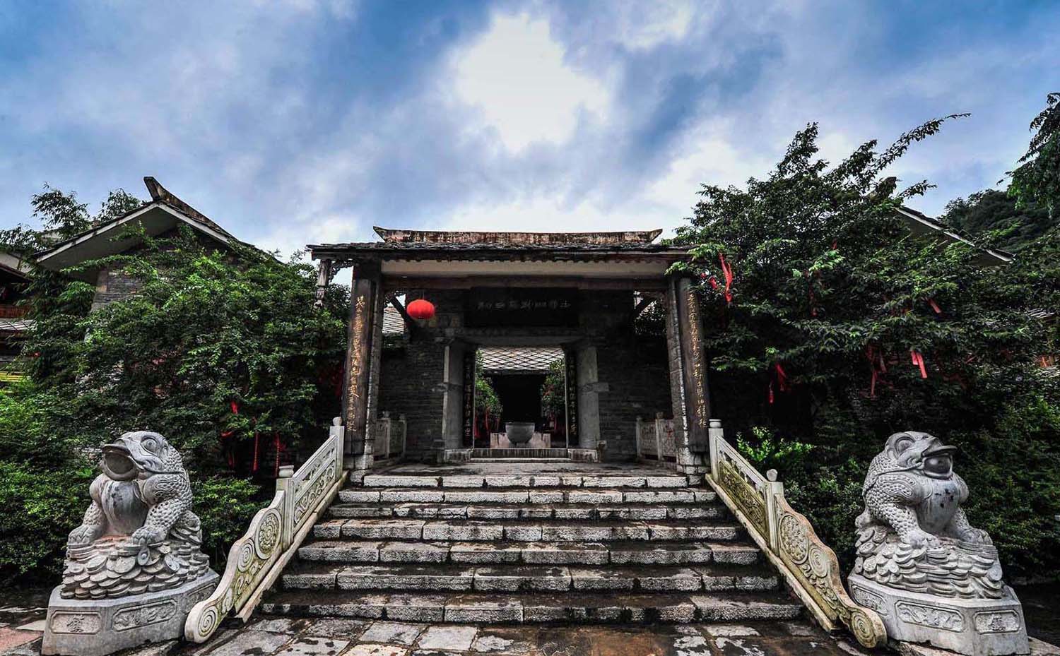 平坝区红木牌匾定制：寺庙宗祠,园林景观,创意招牌,抱柱对联