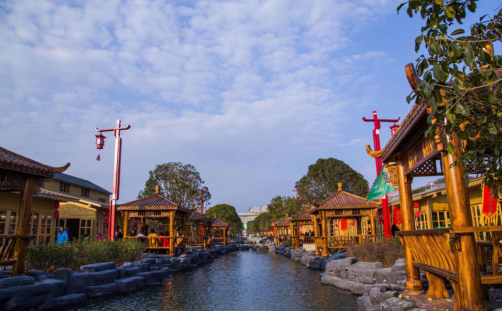 普定县红木牌匾定制：寺庙宗祠,园林景观,创意招牌,抱柱对联