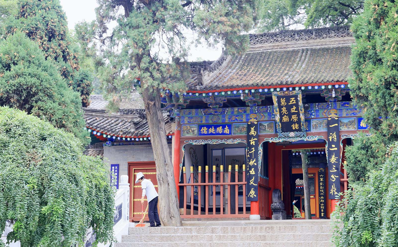宝鸡红木牌匾定制：寺庙宗祠,园林景观,创意招牌,抱柱对联