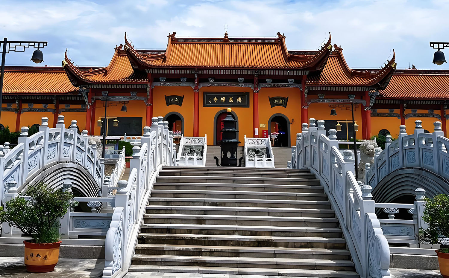 五河县红木牌匾定制：寺庙宗祠,园林景观,创意招牌,抱柱对联