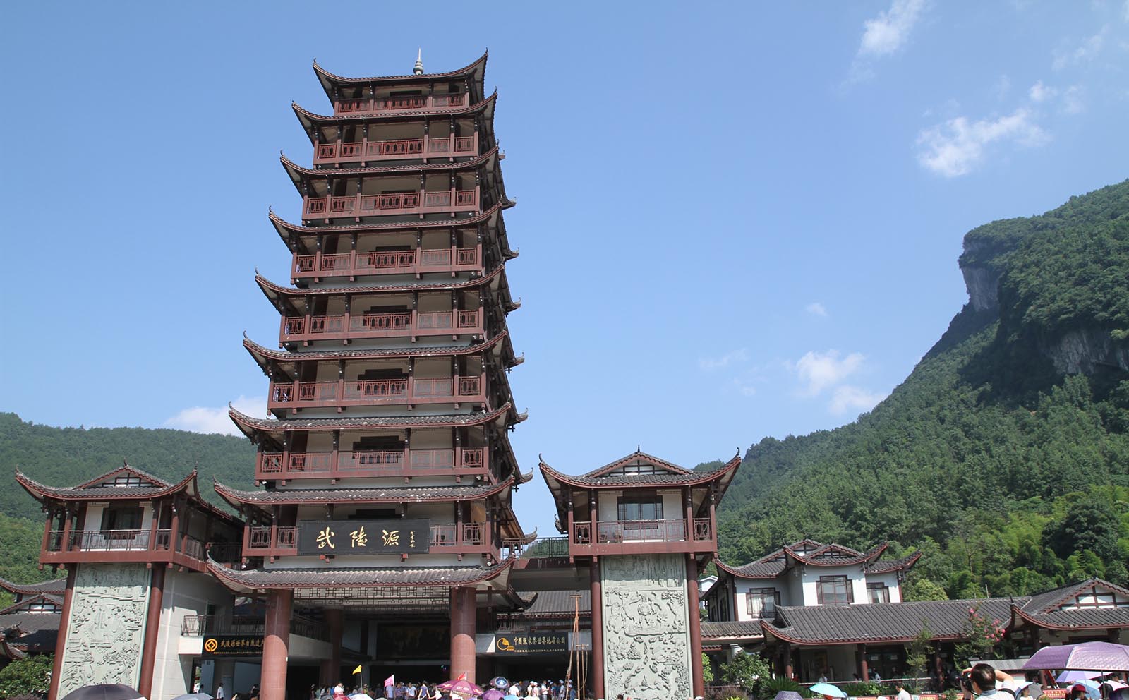 常德红木牌匾定制：寺庙宗祠,园林景观,创意招牌,抱柱对联