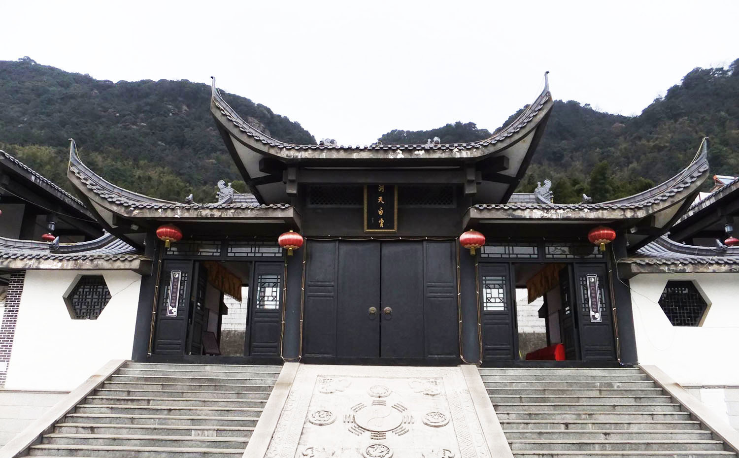 重庆北碚区红木牌匾定制：寺庙宗祠,园林景观,创意招牌,抱柱对联