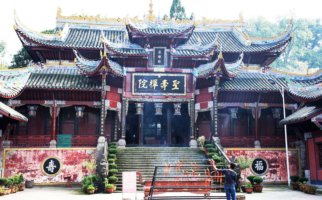 重庆大足红木牌匾定制：寺庙宗祠,园林景观,创意招牌,抱柱对联
