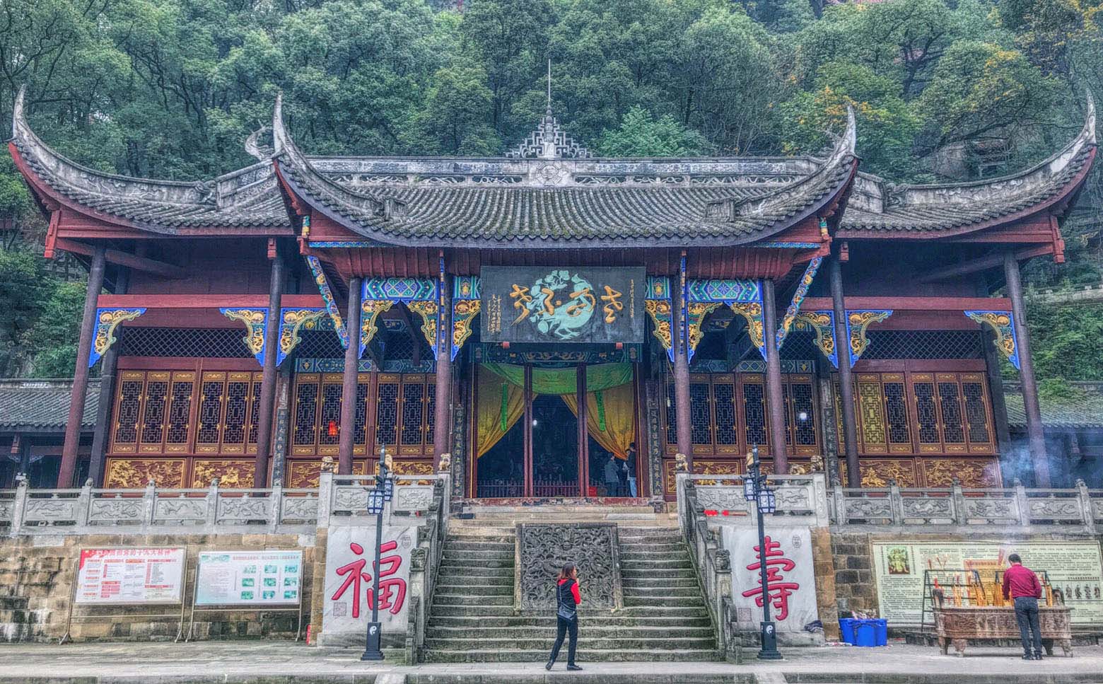 重庆南岸区红木牌匾定制：寺庙宗祠,园林景观,创意招牌,抱柱对联