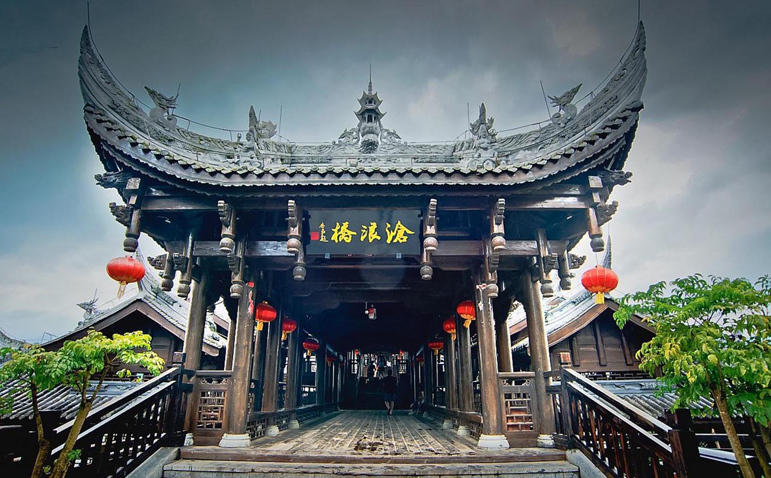 重庆黔江区红木牌匾定制：寺庙宗祠,园林景观,创意招牌,抱柱对联