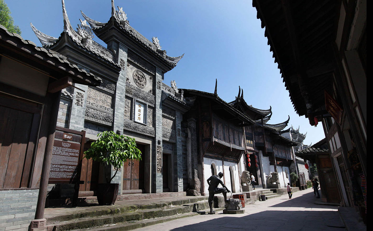 重庆铜梁区红木牌匾定制：寺庙宗祠,园林景观,创意招牌,抱柱对联