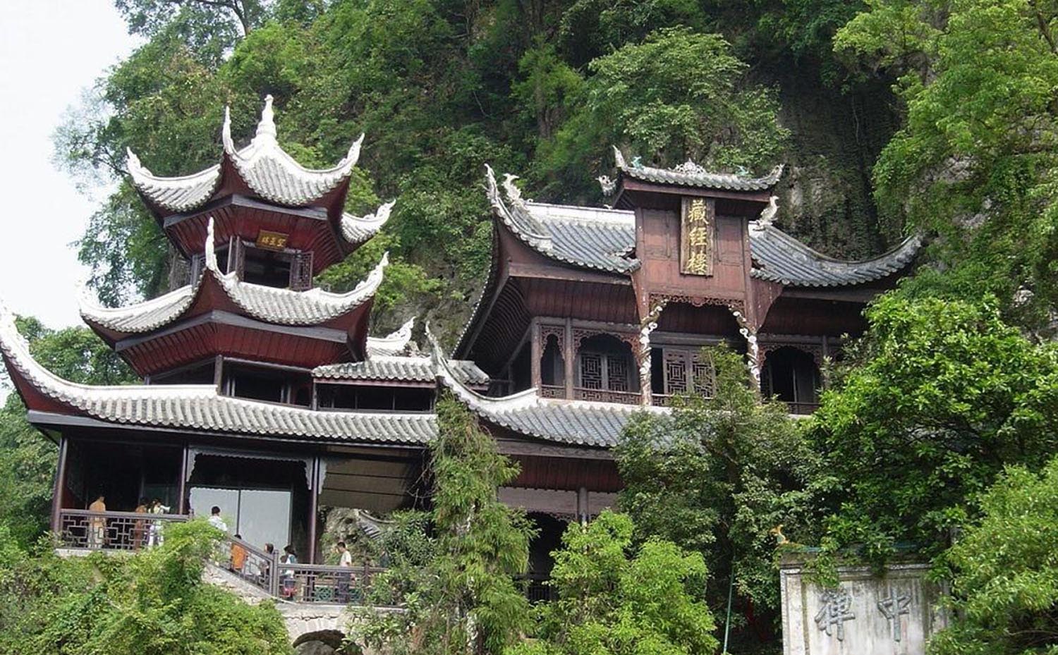 万州区红木牌匾定制：寺庙宗祠,园林景观,创意招牌,抱柱对联