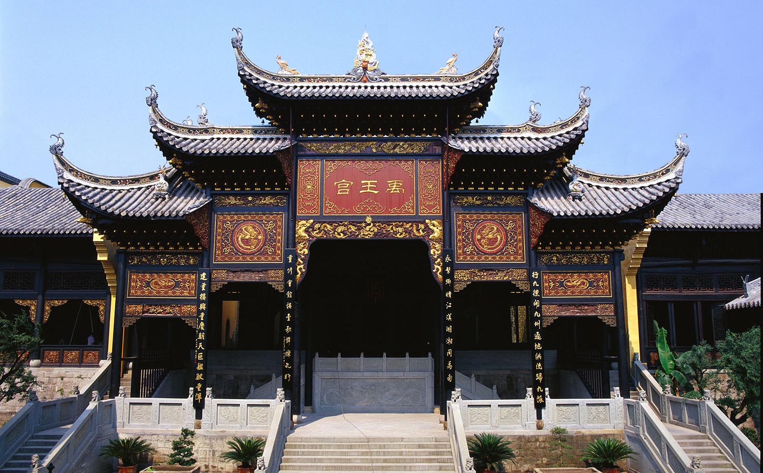 渝北区红木牌匾定制：寺庙宗祠,园林景观,创意招牌,抱柱对联