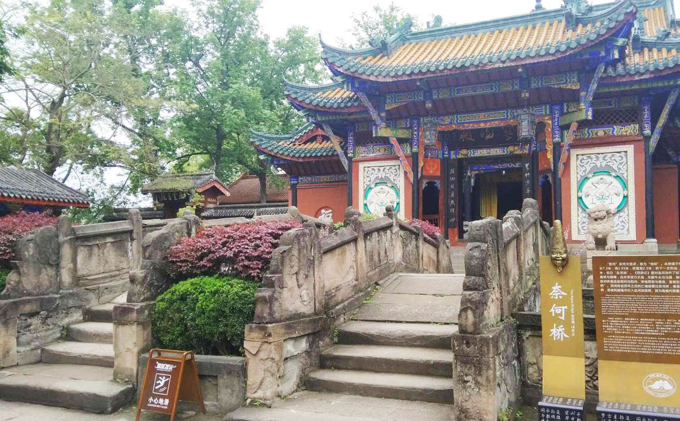 重庆红木牌匾定制：寺庙宗祠,园林景观,创意招牌,抱柱对联
