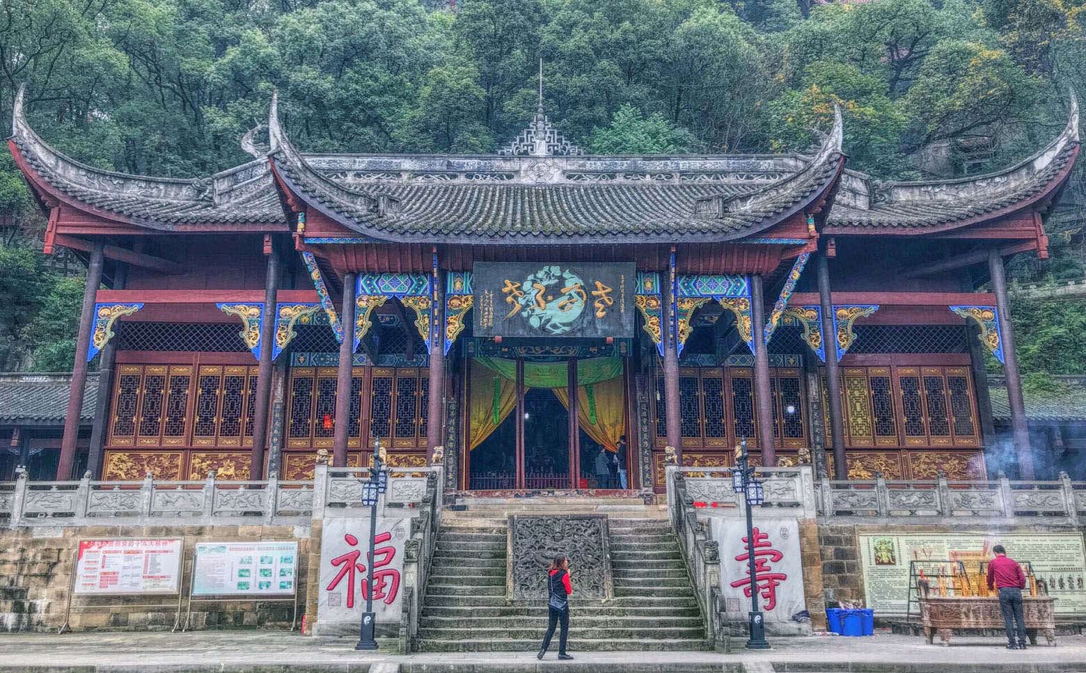 重庆红木牌匾定制：寺庙宗祠,园林景观,创意招牌,抱柱对联