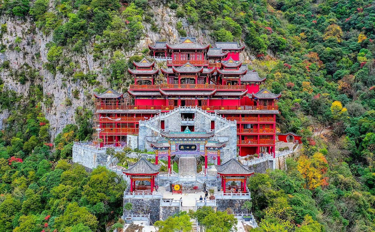 重庆红木牌匾定制：寺庙宗祠,园林景观,创意招牌,抱柱对联