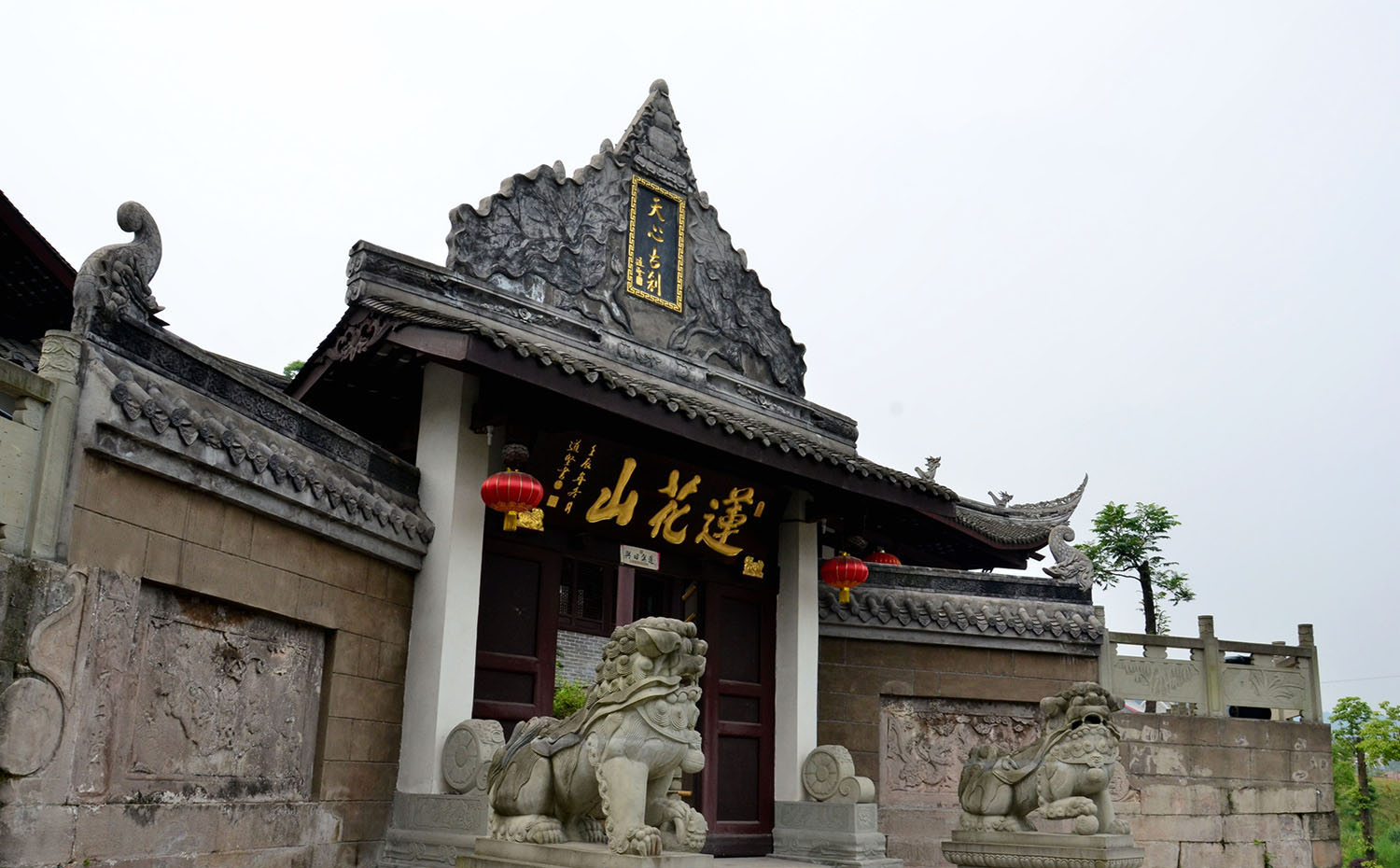 重庆红木牌匾定制：寺庙宗祠,园林景观,创意招牌,抱柱对联