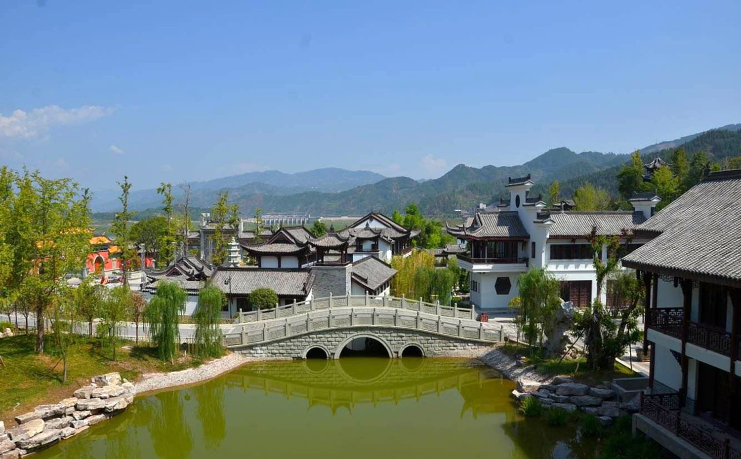 重庆红木牌匾定制：寺庙宗祠,园林景观,创意招牌,抱柱对联