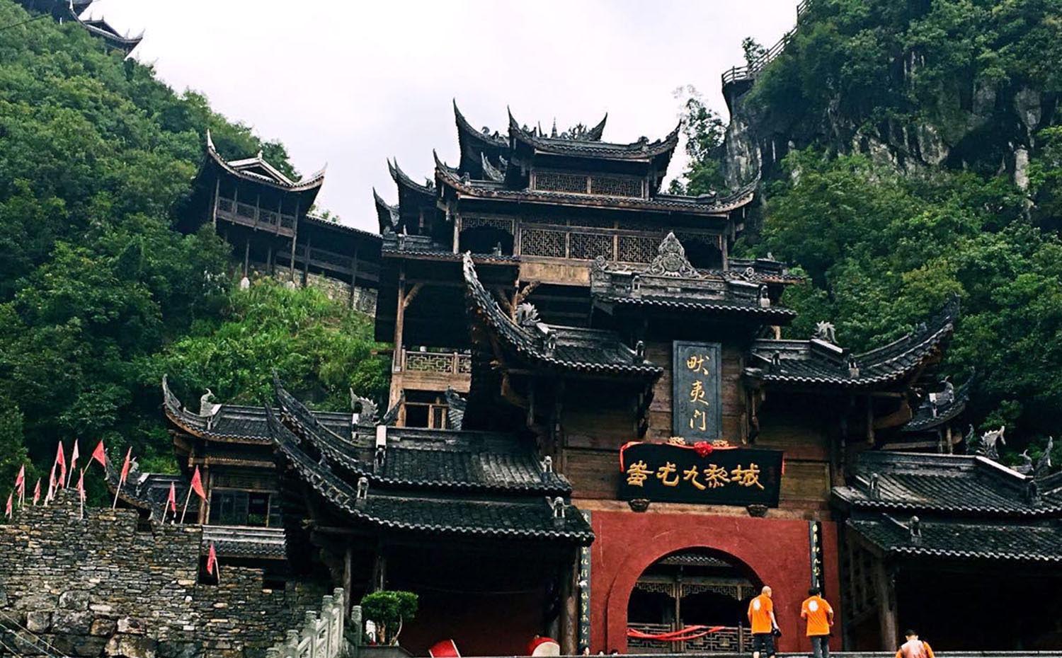 重庆红木牌匾定制：寺庙宗祠,园林景观,创意招牌,抱柱对联